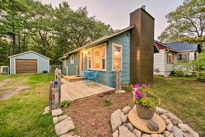 Image de East Tawas Cabin with Deck, Backyard & Fire Pit!