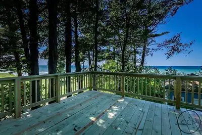Image de Cherry Surf, a Stunning Coastal Home on the Water. Don't Miss Out!
