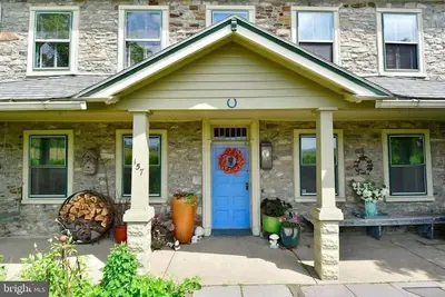 Image de Beautiful Historic Stone Farmhouse with Fireplace and Pool in Bucks County