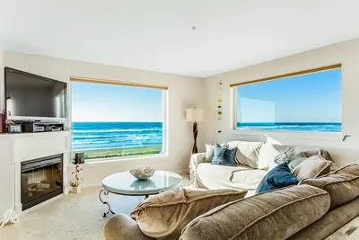 Image de Dog-friendly oceanfront condo with beach access, fitness room, and amazing views