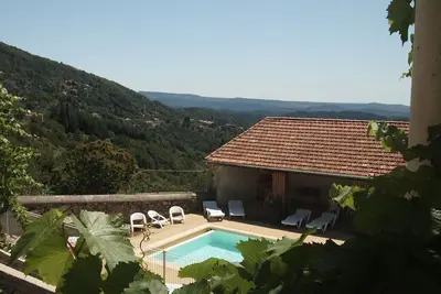 Image de Gite avec Piscine Chauffée. Calme, confort et accueil.