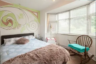 Image de double room with private bathroom and kingsized bed in 3 bed semi
