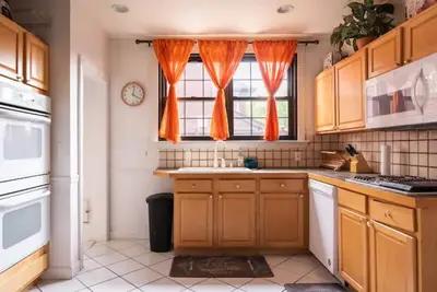 Image de a beautiful historical property in Downtown Detroit on the river side! \n