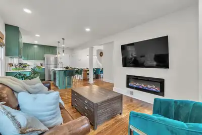 Image de 2025 Modern Reno | Walk Downtown | Parkside City View | Treehouse at Tree Town