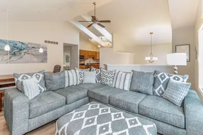 Image de Beautiful home, quiet neighborhood w hot tub. Close to shopping, beach & trails.