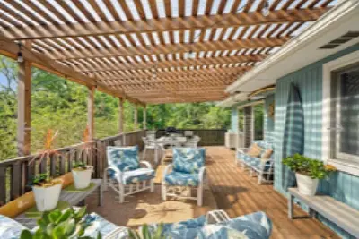 Image de Cozy sun drenched beach cottage private beach, walk to town, hot tub