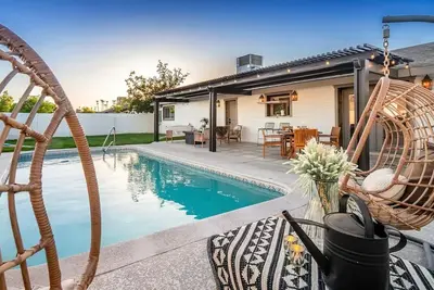 Image de Old Town Home w/ Heated Pool âś´ Arcade âś´ Fire Pit