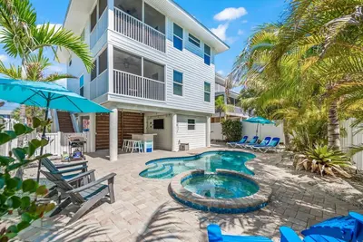 Image de Sol Mate – Updated 3br Home w/ Heated Pool, Spa, Walk to Bean Point Beach & Pine Ave, Pet-Friendly