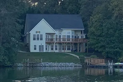 Image de Dockside Daze - Lake Norman Lakefront property with plenty of space