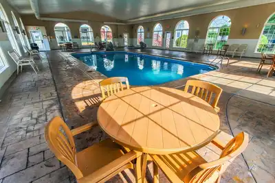 New! Christmas week in Branson 2 Br/3 Ba/sleeps 8, indoor pool, 1486 sq ft
