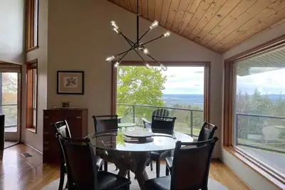 Image de South Hill Spacious View Home on Acreage