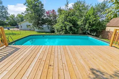 Image de Mins to Downtown & Arsenal w\/ Pool - The Retro Pad