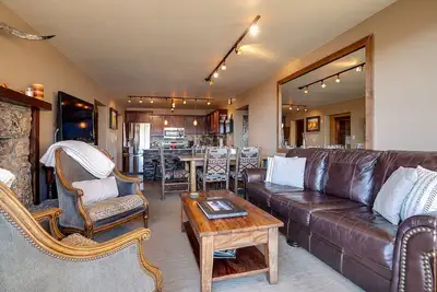 Image de Bt507 | Beautifully Furnished | Located on the Mountain | Ski In | Winter Shuttl