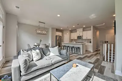 Image de Chic Charlotte Haven Near Downtown + Truist Field