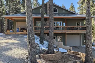 Image de Woodlands Chalet Forest, Luxury, Parking, Bedrooms w\/ Ensuite Bathrooms, Clean