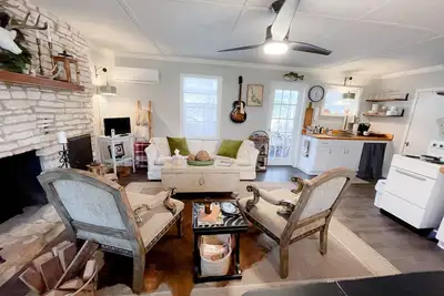 Image de A Cozy, quiet and most perfect cottage beautifully located on a waterfront cove.