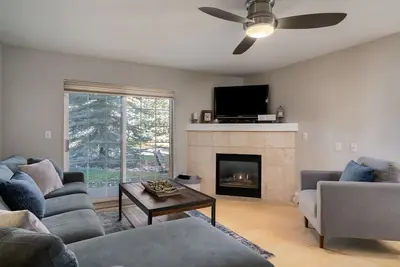 Image de Adventure Awaits! Modern, Remodeled with Ski Area Views!