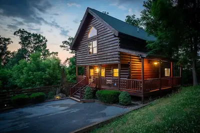 Image de ⭐ Secluded • Hot Tub  • Game Room • Location • Easy Roads! ⭐