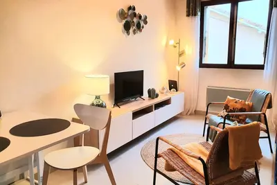 Image de Tournon-Sur-Rhone \/ Maison de rue au pied des vignes