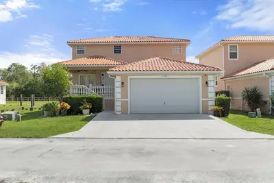 Image de Waterfront! Dock available for rent at rear, kayaks and paddle board included!
