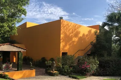 Image de Lujosa Villa rodeada de coníferas ideal para eventos o renta familiar