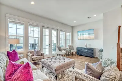Image de Dream vacay in prime location-elevator, beach tram, near pool+ grill, sleeps 16.