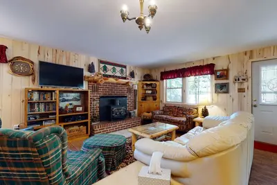 Image de Friendly cabin with WiFi, deck, and porch swing - close to the National forest