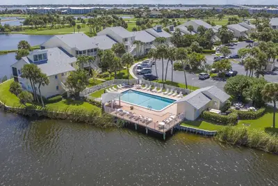 Image de Easy living in a gorgeous one bedroom beach and lake side.