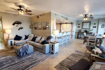 Image de Get Away to a Luxury Waterfront Dockside Escape! Walk to the Beach!