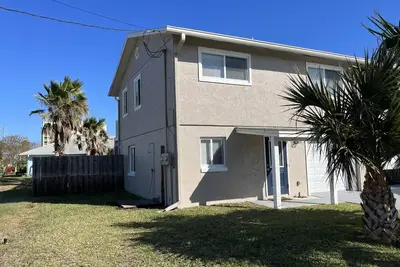 Image de Cozy Beachside Sanctuary - One block from the beach