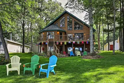 Image de Tranquil Lakefront Log Home with Fireplace, Private Dock and Hot Tub!