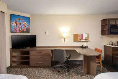 Image de Walk to Disneyland! 2 Spacious Studio Suites! Pool, Pet-Friendly