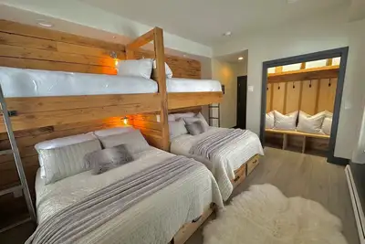 Image de Newly Updated, true ski-in\/out 2Bed\/3Bath. Closest building to the lifts!