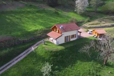 Image de Maison montagnarde rénovée avec cheminée et randonnées