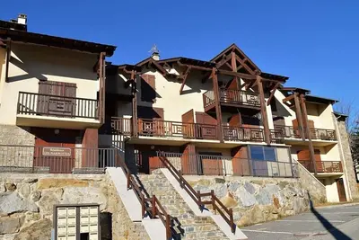 Image de Appartement T3 au calme avec cheminée, balcon et cuisine équipée