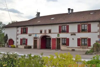 Gîte spacieux avec terrasse, 3 chambres, équipements bébé, à 16 km de Gérardmer