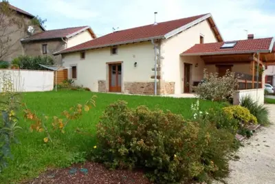 Image de Gîte spacieux avec terrasse, confort moderne dans un cadre verdoyant et propice aux balades.