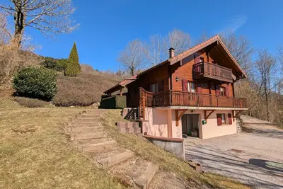 Image de Chalet confortable avec 4 chambres, cheminée, grand terrain, proche pistes et lac