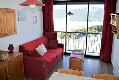 Image de Studio cabine avec kitchenette équipée et Tv