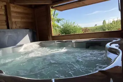 Image de Gîte moderne avec accès indépendant, proche centre-ville et Thermes, terrasse et équipements inclus