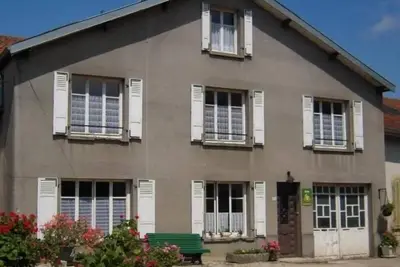 Image de Gîte convivial avec 3 chambres, proche du patrimoine historique, cour et équipements inclus