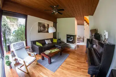 Image de Stylish and comfortably furnished vacation home with sauna.