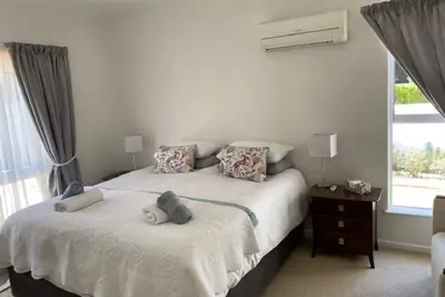 Image de Comfortable 2-bedroom holiday cottage on secure golf estate with private pool