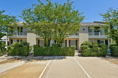 Image de Escape to Bay St Louis, Beautiful Townhome, Private Parking, Steps from Old Town
