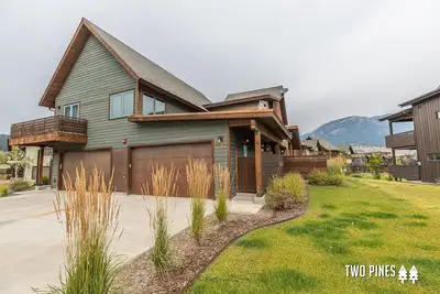 Image de Pet Friendly Townhome! Hot Tub! 15 Min Drive to Resort! 5 Min Walk to Shuttle an