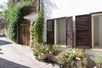 Apricot House is nestled under the imposing medieval Castle of Roccascalegna
