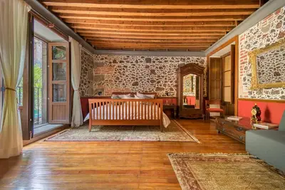 Image de 1br Historic suite w/balconies - 100 mts from the Cathedral. Casa Sauto