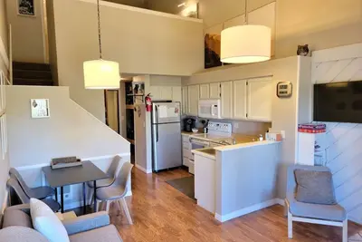Image de Upgraded Condo, Walking Distance To Navajo Ski Slopes