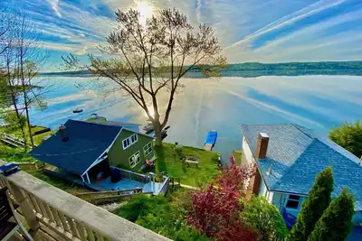 Image de Beautiful Lakefront Property With Stunning 180 degree lake views