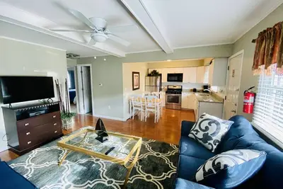 Image de \nPREMIER Host-2br Seaside Park Suite#2, One Short Block to Beach, Kit, Liv. Room \n